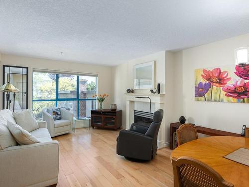 306-1063 Southgate St, Victoria, BC - Indoor Photo Showing Living Room