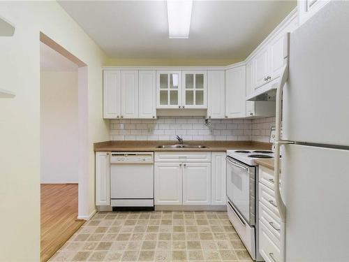 305-1665 Oak Bay Ave, Victoria, BC - Indoor Photo Showing Kitchen With Double Sink