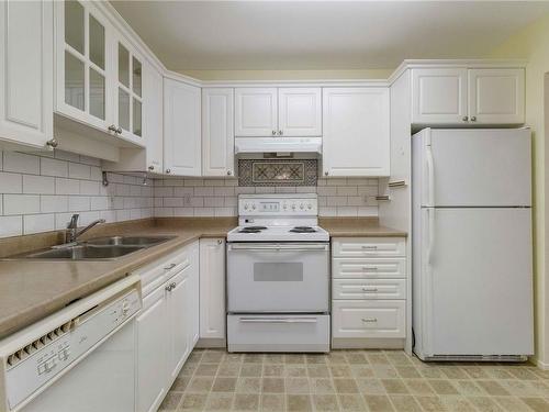 305-1665 Oak Bay Ave, Victoria, BC - Indoor Photo Showing Kitchen With Double Sink