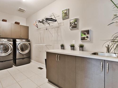 Salle de lavage - 3890 Rue La Fredière, Longueuil (Saint-Hubert), QC - Indoor Photo Showing Laundry Room