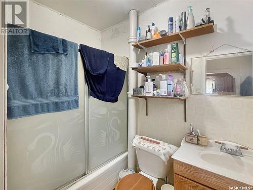 902 109Th Street, North Battleford, SK - Indoor Photo Showing Bathroom
