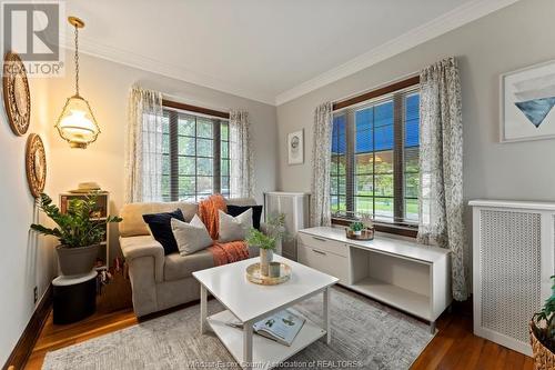 450 Matthew Brady, Windsor, ON - Indoor Photo Showing Living Room