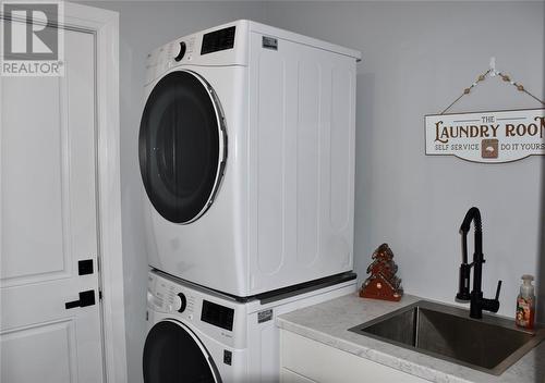 207 Essex Street, Sarnia, ON - Indoor Photo Showing Laundry Room