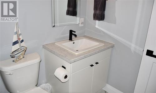207 Essex Street, Sarnia, ON - Indoor Photo Showing Bathroom
