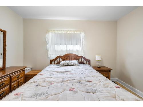 311 10Th Avenue N, Creston, BC - Indoor Photo Showing Bedroom