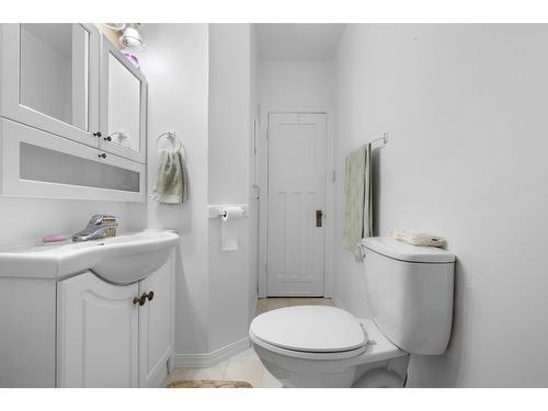311 10Th Avenue N, Creston, BC - Indoor Photo Showing Bathroom