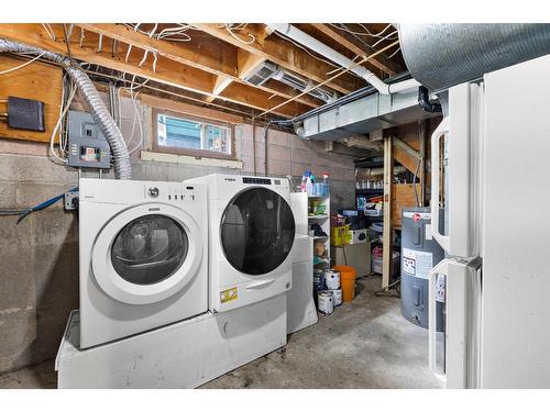 311 10Th Avenue N, Creston, BC - Indoor Photo Showing Laundry Room