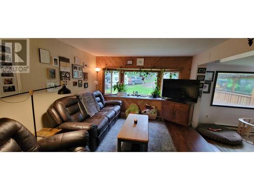 8749 6 Highway, Silverton, BC - Indoor Photo Showing Living Room