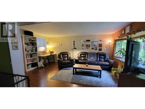 8749 6 Highway, Silverton, BC - Indoor Photo Showing Living Room