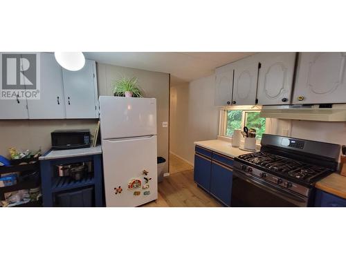 8749 6 Highway, Silverton, BC - Indoor Photo Showing Kitchen