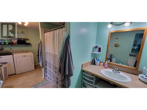 8749 6 Highway, Silverton, BC - Indoor Photo Showing Bathroom