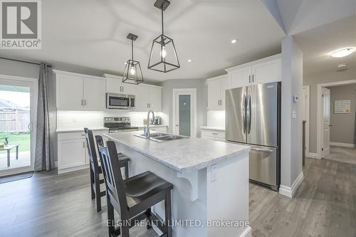 7 Fox Hollow Court, St. Thomas, ON - Indoor Photo Showing Kitchen With Double Sink With Upgraded Kitchen