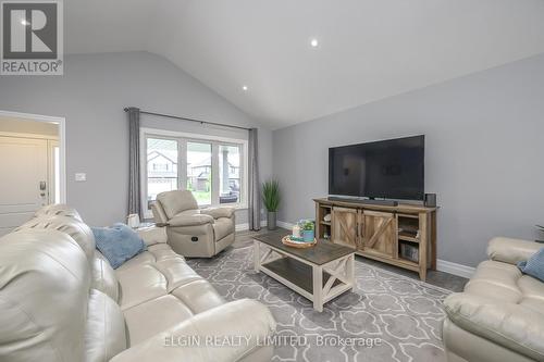 7 Fox Hollow Court, St. Thomas, ON - Indoor Photo Showing Living Room