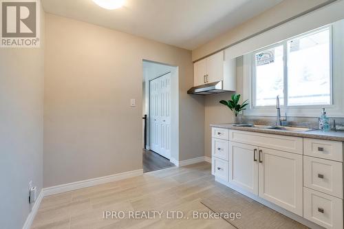 18 Costain Court, Hamilton, ON - Indoor Photo Showing Kitchen With Double Sink