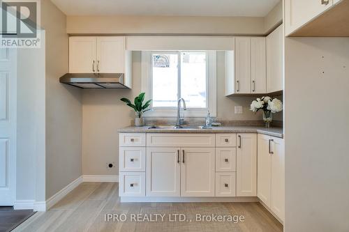 18 Costain Court, Hamilton, ON - Indoor Photo Showing Kitchen With Double Sink
