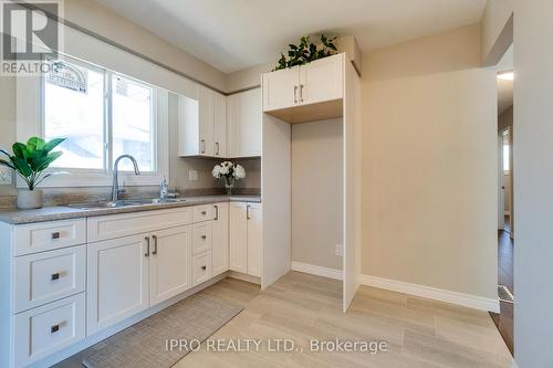 18 Costain Court, Hamilton, ON - Indoor Photo Showing Kitchen