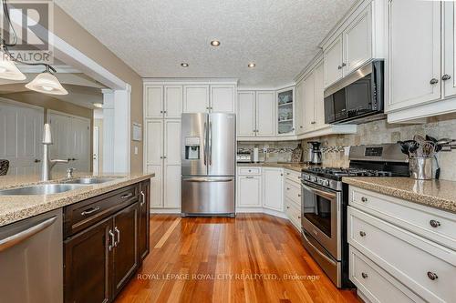 22 Carrington Place, Guelph, ON - Indoor Photo Showing Kitchen With Double Sink