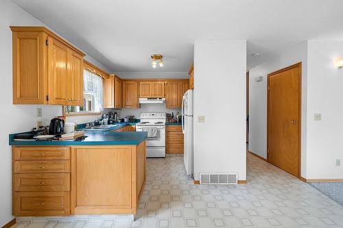 2218 Cedar Street, Creston, BC - Indoor Photo Showing Kitchen