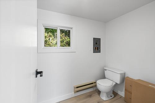 2218 Cedar Street, Creston, BC - Indoor Photo Showing Bathroom