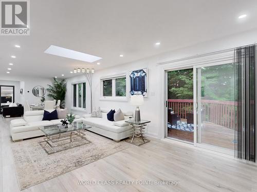 60 Kleins Ridge Road, Vaughan, ON - Indoor Photo Showing Living Room