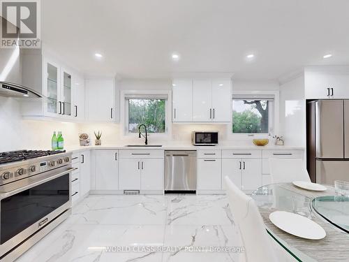 60 Kleins Ridge Road, Vaughan, ON - Indoor Photo Showing Kitchen With Upgraded Kitchen