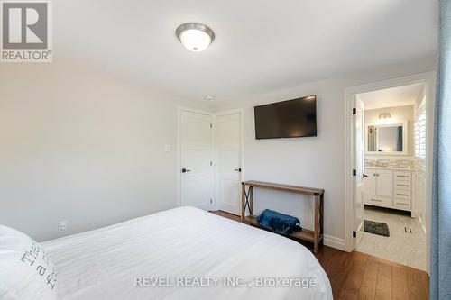 678 Meadow Lane, Burlington, ON - Indoor Photo Showing Bedroom