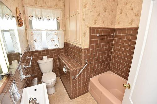 25 Hardale Crescent, Hamilton, ON - Indoor Photo Showing Bathroom