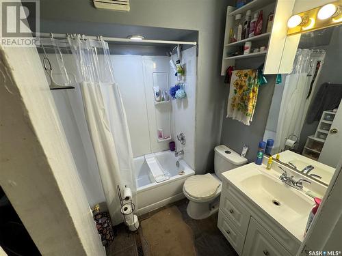 451 Toronto Street, Regina, SK - Indoor Photo Showing Bathroom