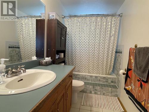 228 Moore Subdivision, Dawson Creek, BC - Indoor Photo Showing Bathroom