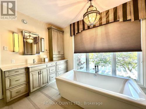 22 Kalnay Lane, Belleville, ON - Indoor Photo Showing Bathroom