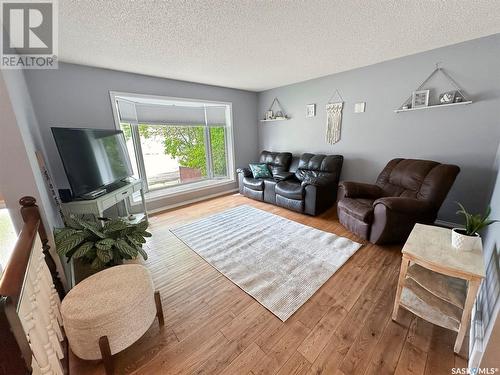 475 8Th Avenue Ne, Swift Current, SK - Indoor Photo Showing Living Room