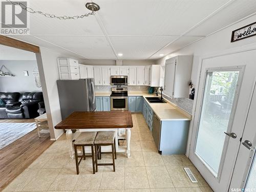 475 8Th Avenue Ne, Swift Current, SK - Indoor Photo Showing Kitchen With Stainless Steel Kitchen