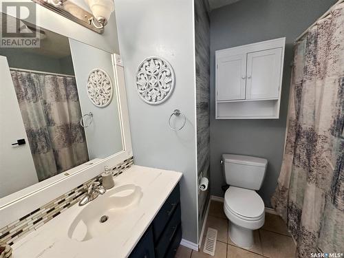 475 8Th Avenue Ne, Swift Current, SK - Indoor Photo Showing Bathroom