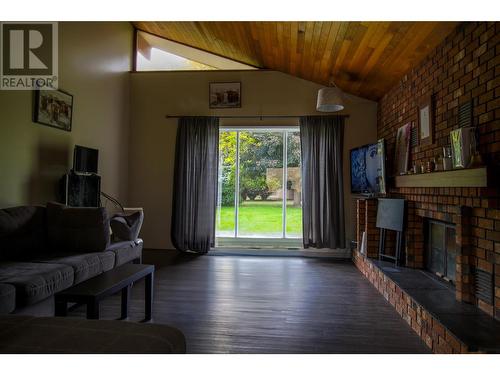 5415 Highway 97, Oliver, BC - Indoor Photo Showing Living Room With Fireplace