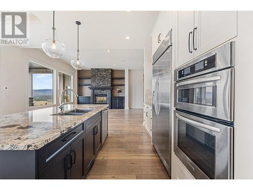 924 Lamont Lane, Kelowna, BC - Indoor Photo Showing Kitchen With Double Sink With Upgraded Kitchen