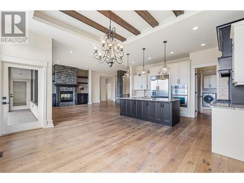 924 Lamont Lane, Kelowna, BC - Indoor Photo Showing Kitchen With Upgraded Kitchen