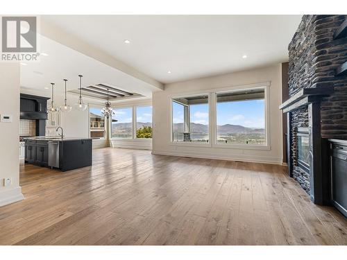 924 Lamont Lane, Kelowna, BC - Indoor Photo Showing Kitchen