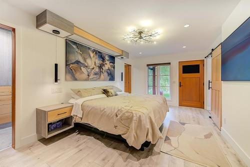 4495 Maxwell Road, Peachland, BC - Indoor Photo Showing Bedroom