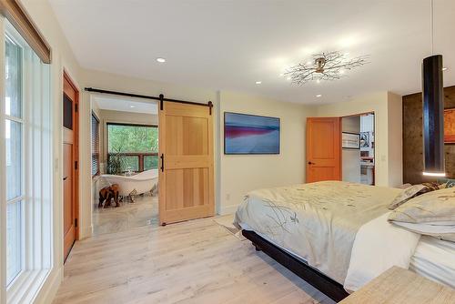 4495 Maxwell Road, Peachland, BC - Indoor Photo Showing Bedroom