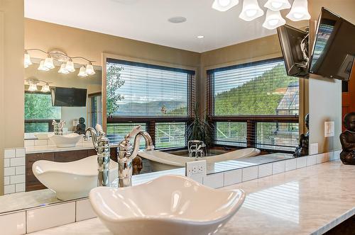 4495 Maxwell Road, Peachland, BC - Indoor Photo Showing Bathroom