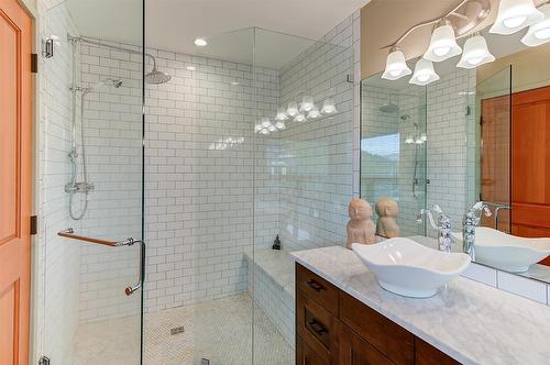 4495 Maxwell Road, Peachland, BC - Indoor Photo Showing Bathroom