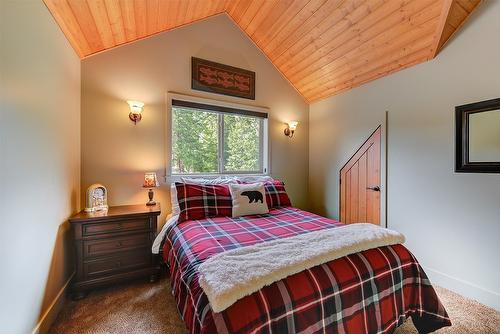 4495 Maxwell Road, Peachland, BC - Indoor Photo Showing Bedroom