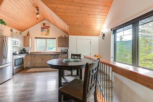 4495 Maxwell Road, Peachland, BC - Indoor Photo Showing Kitchen