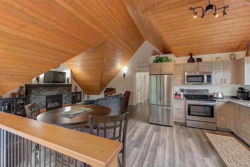 4495 Maxwell Road, Peachland, BC - Indoor Photo Showing Kitchen