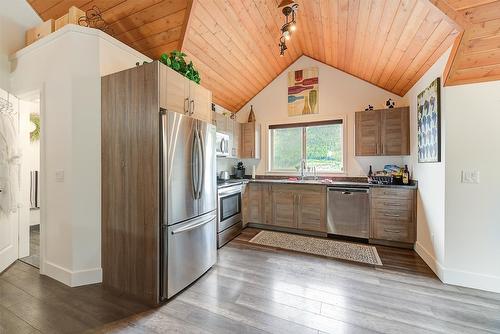 4495 Maxwell Road, Peachland, BC - Indoor Photo Showing Kitchen