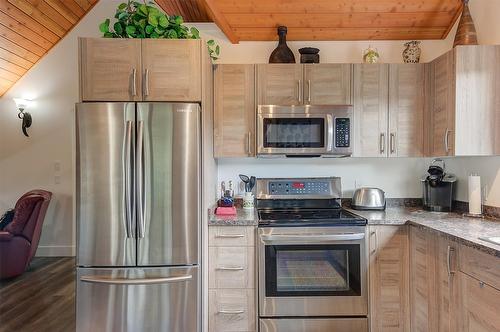 4495 Maxwell Road, Peachland, BC - Indoor Photo Showing Kitchen