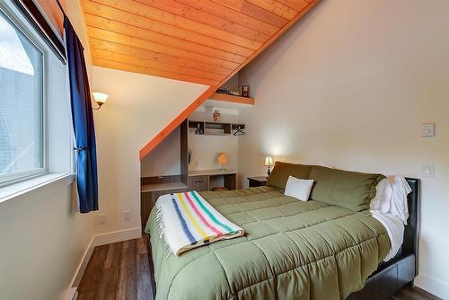 4495 Maxwell Road, Peachland, BC - Indoor Photo Showing Bedroom