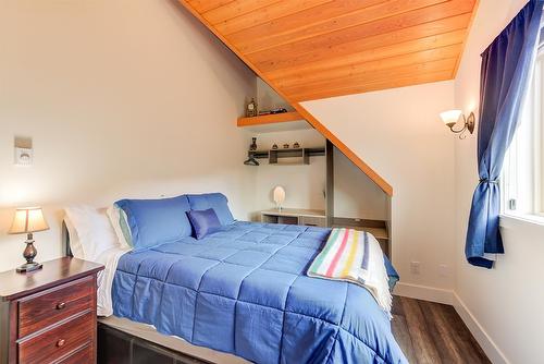 4495 Maxwell Road, Peachland, BC - Indoor Photo Showing Bedroom