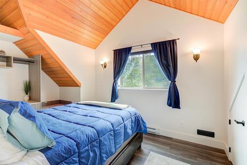 4495 Maxwell Road, Peachland, BC - Indoor Photo Showing Bedroom