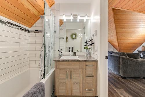 4495 Maxwell Road, Peachland, BC - Indoor Photo Showing Bathroom